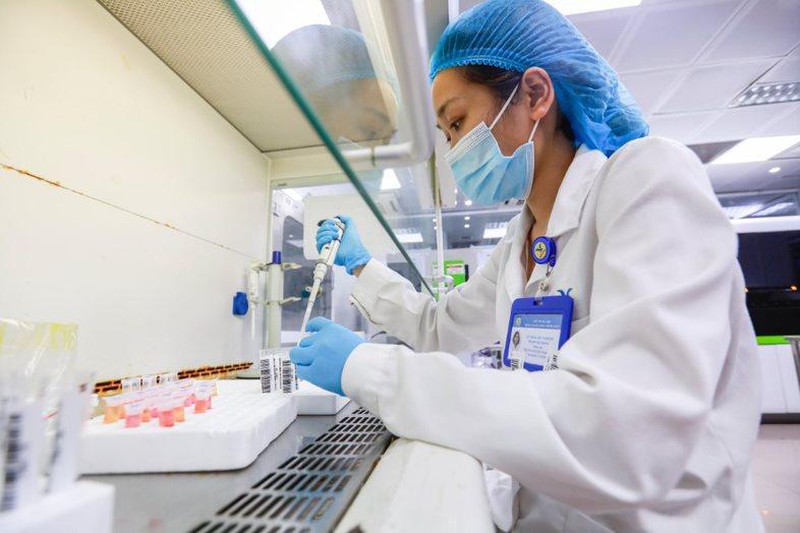 Kiểm soát vi sinh phòng sạch là gì? Cách thực hiện đúng và hiệu quả 2 20211210 xet nghiem la gi 01